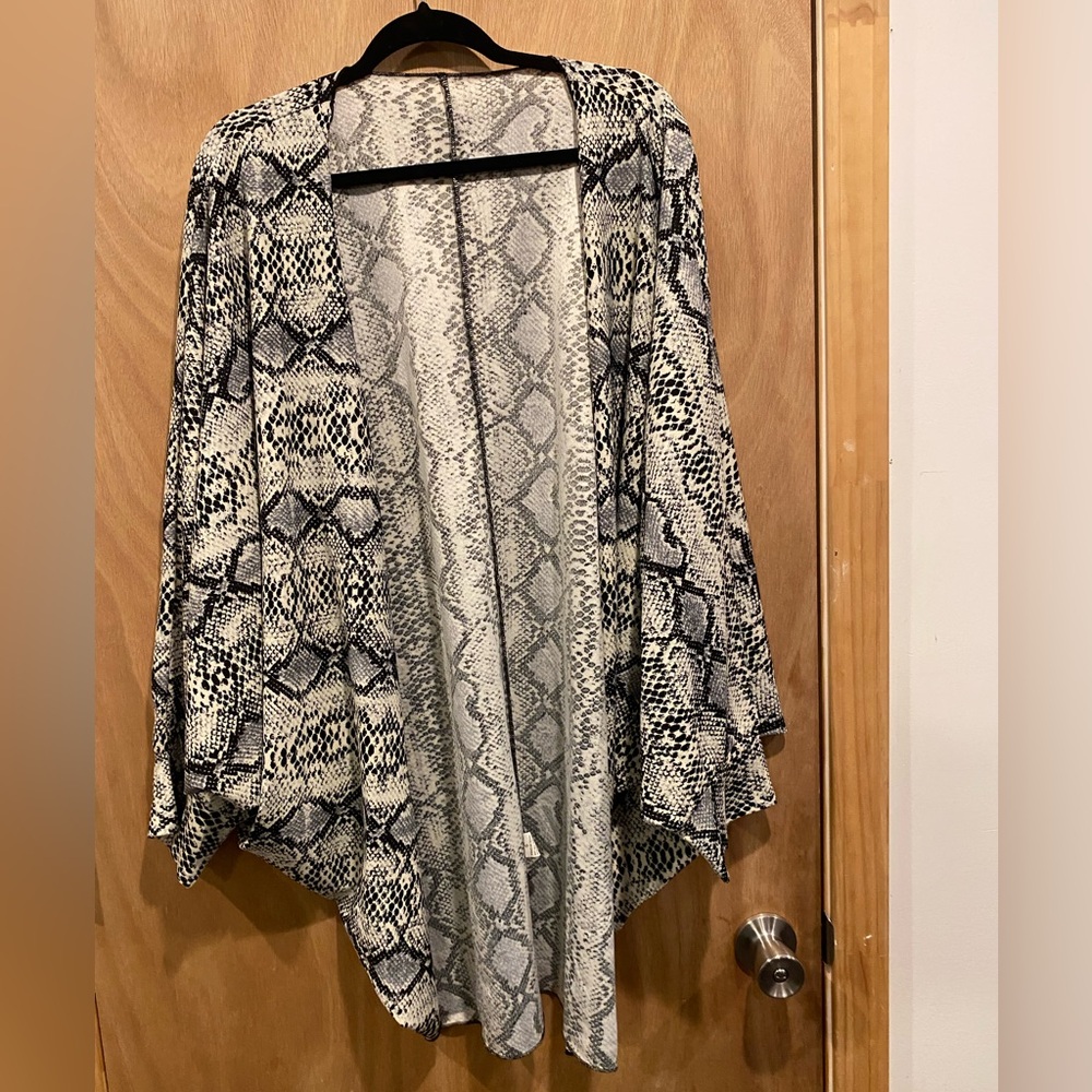 SHEIN Black and White Patterned kimono